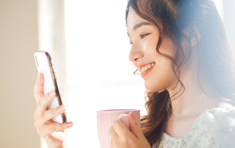 スマホを使う女性